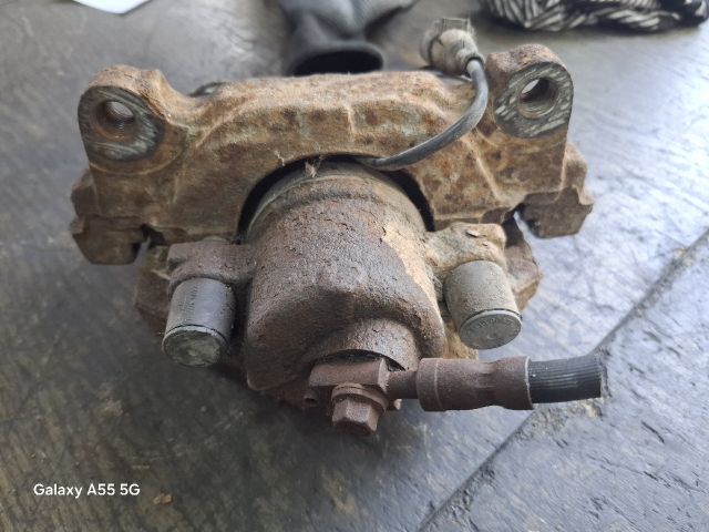 bontott VW GOLF PLUS Bal első Féknyereg Munkahengerrel