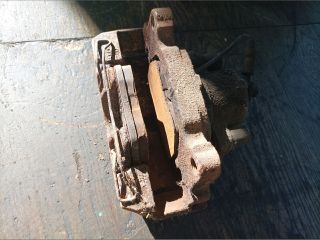 bontott VW GOLF PLUS Bal első Féknyereg Munkahengerrel