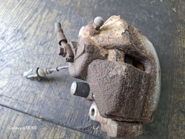 bontott VW GOLF PLUS Bal első Féknyereg Munkahengerrel