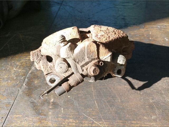 bontott VW GOLF PLUS Bal első Féknyereg Munkahengerrel