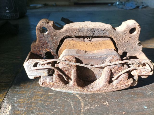 bontott VW GOLF PLUS Bal első Féknyereg Munkahengerrel