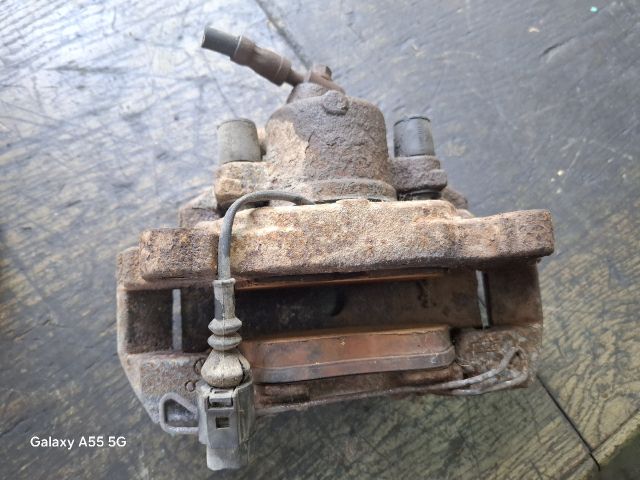 bontott VW GOLF PLUS Bal első Féknyereg Munkahengerrel