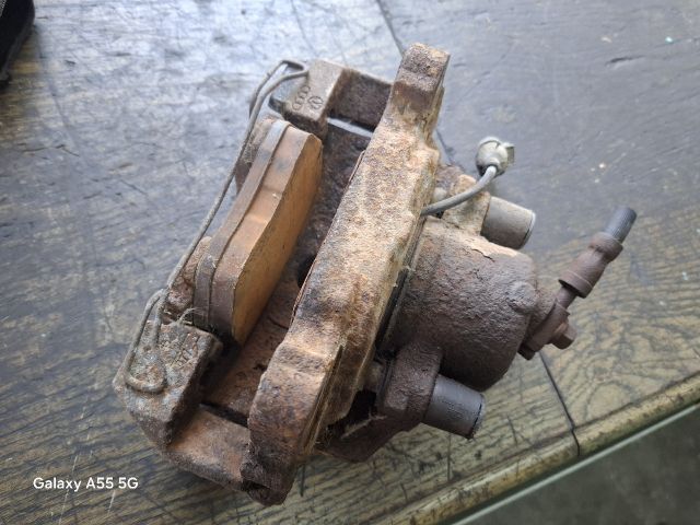 bontott VW GOLF PLUS Bal első Féknyereg Munkahengerrel