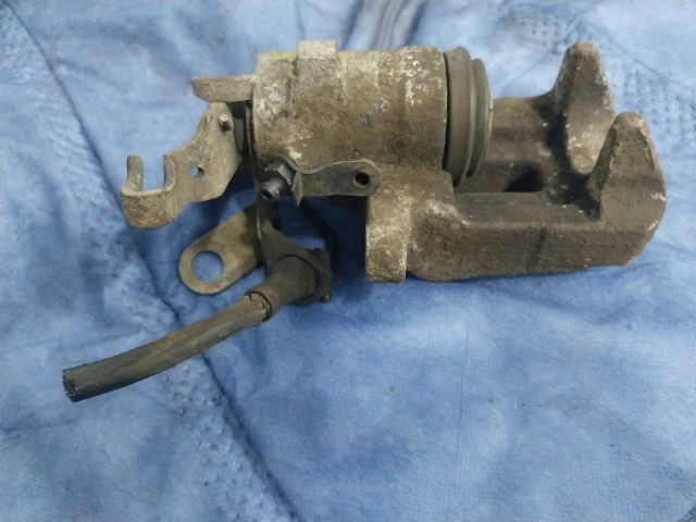 bontott VW GOLF PLUS Bal hátsó Féknyereg Munkahengerrel