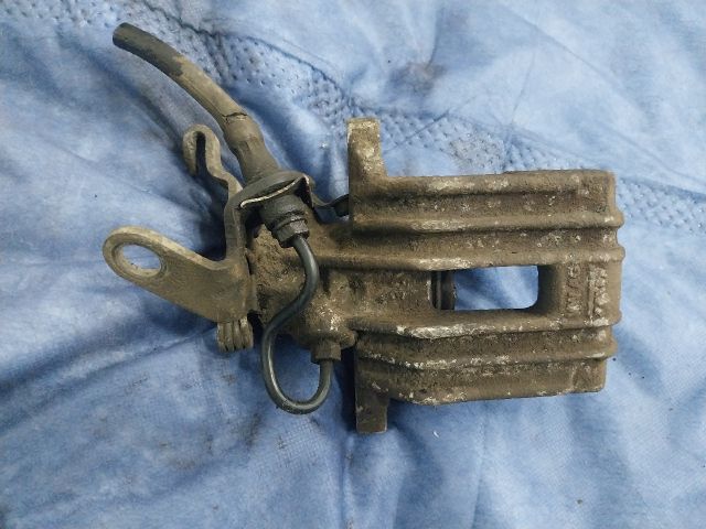 bontott VW GOLF PLUS Bal hátsó Féknyereg Munkahengerrel