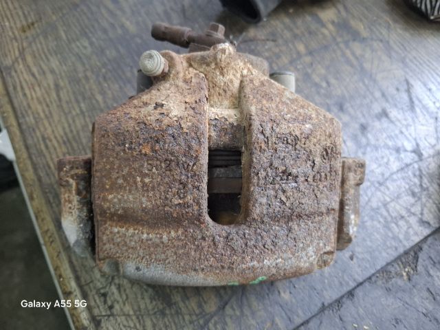 bontott VW GOLF PLUS Jobb első Féknyereg Munkahengerrel