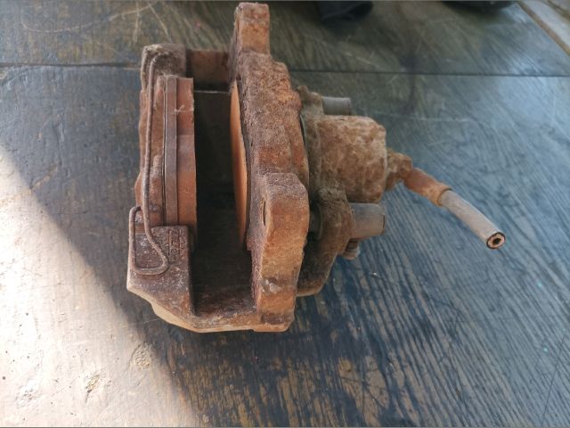 bontott VW GOLF PLUS Jobb első Féknyereg Munkahengerrel