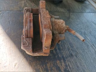 bontott VW GOLF PLUS Jobb első Féknyereg Munkahengerrel