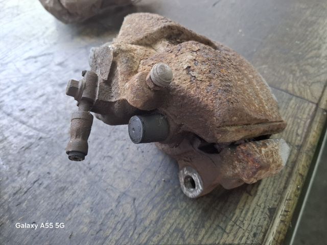 bontott VW GOLF PLUS Jobb első Féknyereg Munkahengerrel