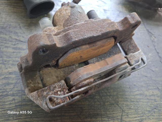 bontott VW GOLF PLUS Jobb első Féknyereg Munkahengerrel