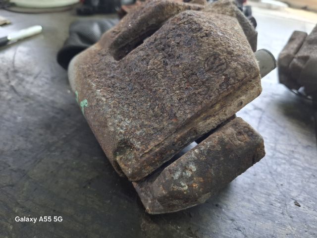 bontott VW GOLF PLUS Jobb első Féknyereg Munkahengerrel