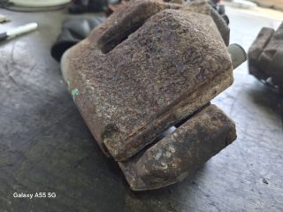 bontott VW GOLF PLUS Jobb első Féknyereg Munkahengerrel