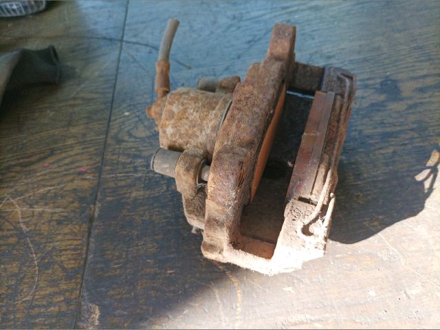 bontott VW GOLF PLUS Jobb első Féknyereg Munkahengerrel