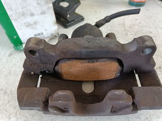 bontott VW GOLF PLUS Jobb első Féknyereg Munkahengerrel