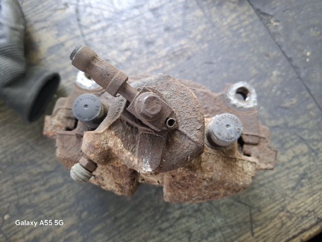 bontott VW GOLF PLUS Jobb első Féknyereg Munkahengerrel