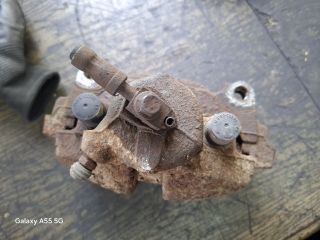 bontott VW GOLF PLUS Jobb első Féknyereg Munkahengerrel