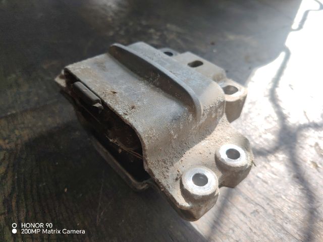 bontott VW GOLF PLUS Motor Tartó Bak (Fém)