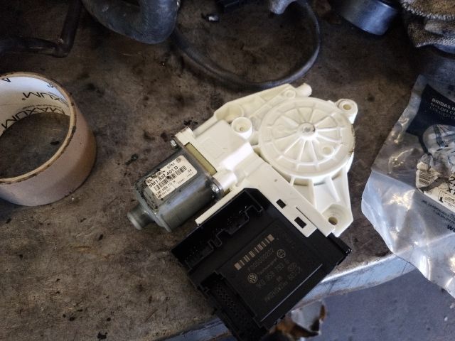 bontott VW GOLF PLUS Bal első Ablakemelő Motor