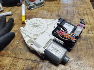 bontott VW GOLF PLUS Bal első Ablakemelő Motor