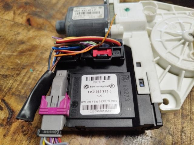 bontott VW GOLF PLUS Bal első Ablakemelő Motor