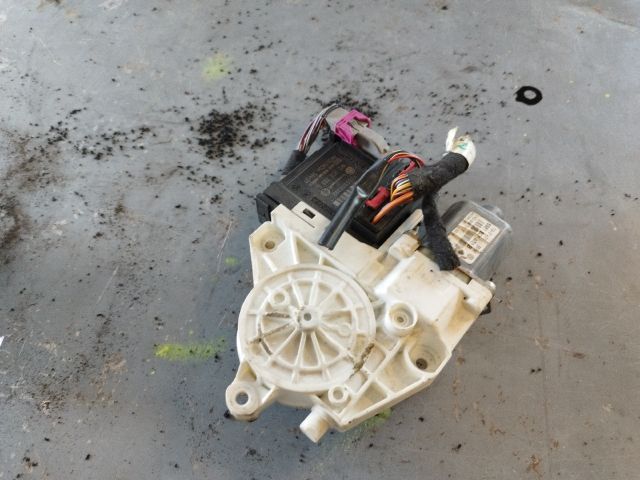 bontott VW GOLF PLUS Bal első Ablakemelő Motor