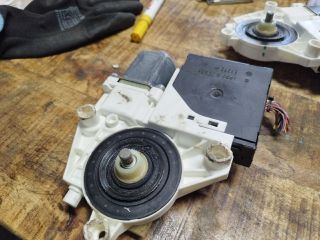 bontott VW GOLF PLUS Bal első Ablakemelő Motor