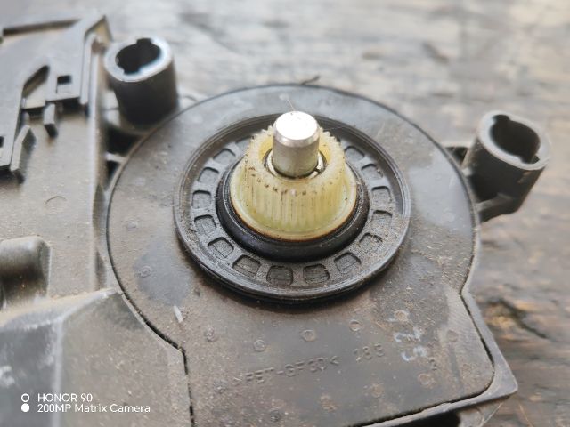 bontott VW GOLF PLUS Bal első Ablakemelő Motor