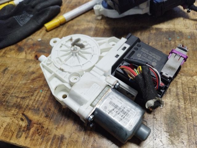 bontott VW GOLF PLUS Bal első Ablakemelő Motor