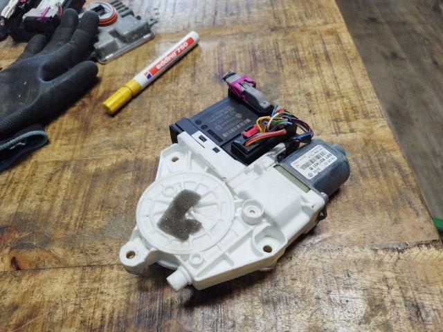 bontott VW GOLF PLUS Bal első Ablakemelő Motor