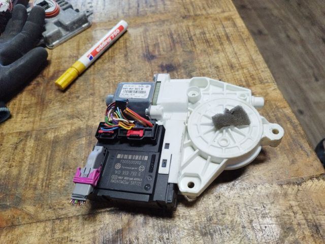 bontott VW GOLF PLUS Bal első Ablakemelő Motor