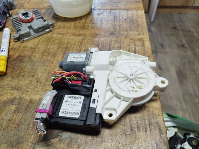 bontott VW GOLF PLUS Bal első Ablakemelő Motor