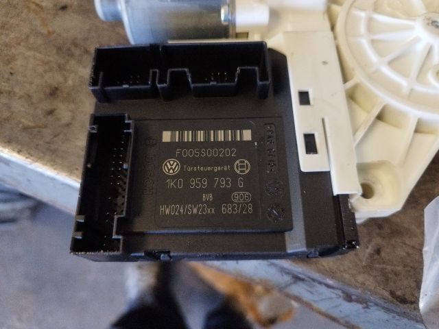 bontott VW GOLF PLUS Bal első Ablakemelő Motor