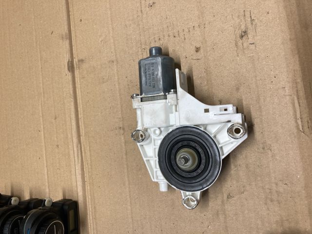 bontott VW GOLF PLUS Bal első Ablakemelő Motor