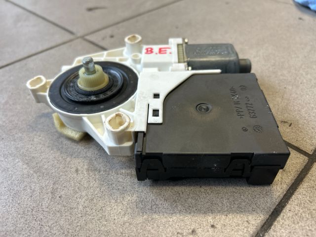 bontott VW GOLF PLUS Bal első Ablakemelő Motor