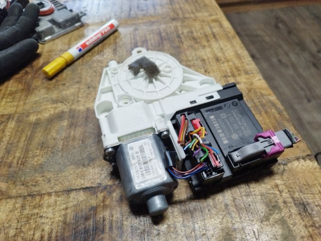 bontott VW GOLF PLUS Bal első Ablakemelő Motor