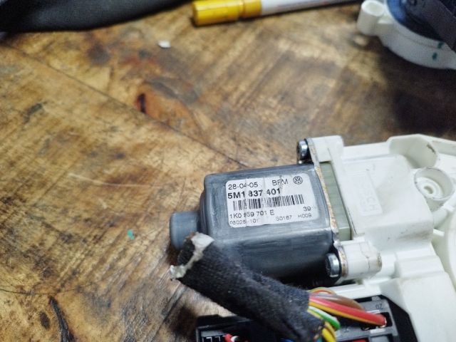 bontott VW GOLF PLUS Bal első Ablakemelő Motor