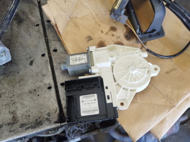 bontott VW GOLF PLUS Bal első Ablakemelő Motor