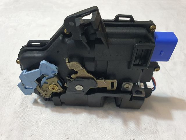 bontott VW GOLF PLUS Bal első Ajtózár