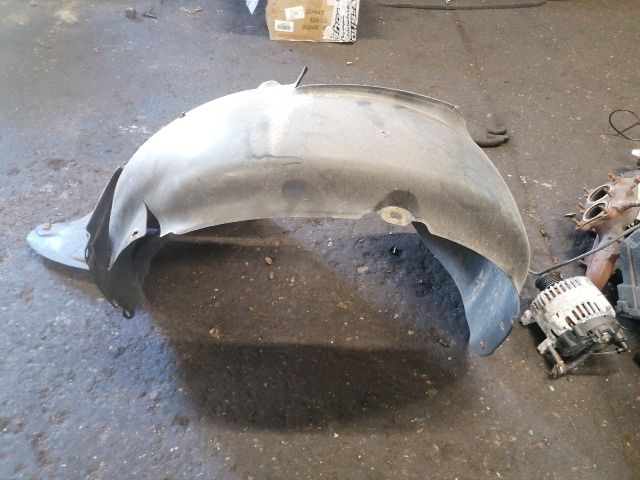 bontott VW GOLF PLUS Bal első Dobbetét (Kerékjárati, Műanyag)