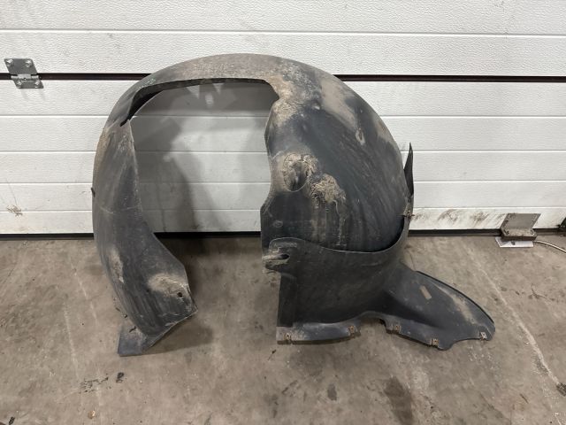 bontott VW GOLF PLUS Bal első Dobbetét (Kerékjárati, Műanyag)