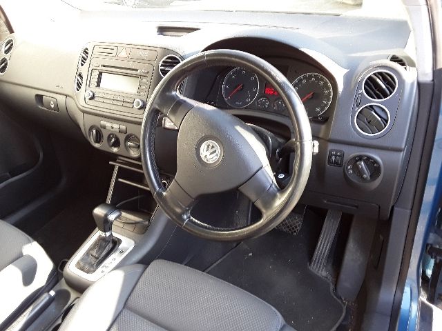 bontott VW GOLF PLUS Bal első Dobbetét (Kerékjárati, Műanyag)