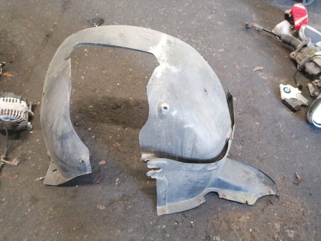 bontott VW GOLF PLUS Bal első Dobbetét (Kerékjárati, Műanyag)