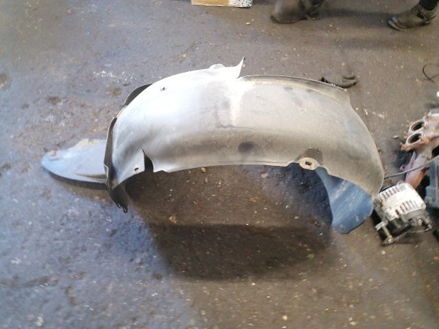 bontott VW GOLF PLUS Bal első Dobbetét (Kerékjárati, Műanyag)