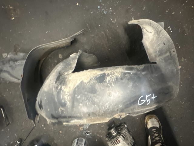 bontott VW GOLF PLUS Bal első Dobbetét (Kerékjárati, Műanyag)