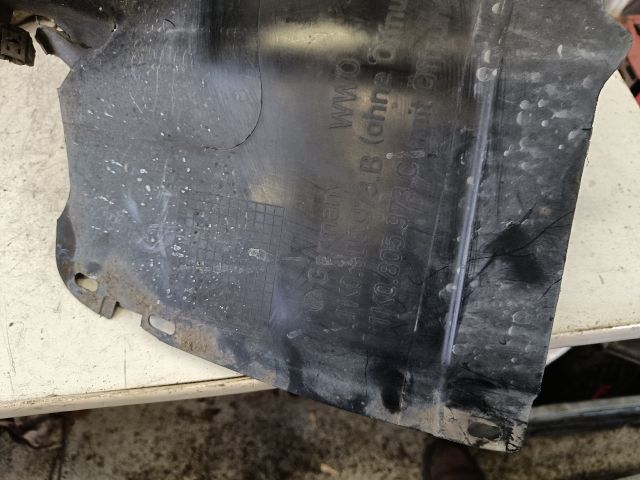 bontott VW GOLF PLUS Bal első Első Dobbetét (Kerékjárati, Műanyag)