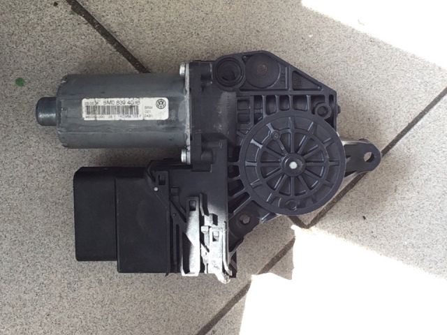 bontott VW GOLF PLUS Bal hátsó Ablakemelő Motor