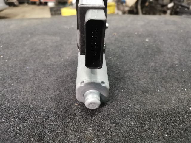 bontott VW GOLF PLUS Bal hátsó Ablakemelő Motor