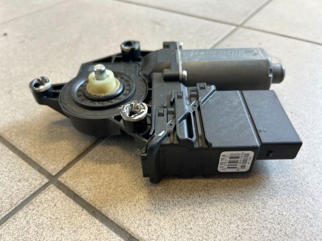 bontott VW GOLF PLUS Bal hátsó Ablaktörlő Motor