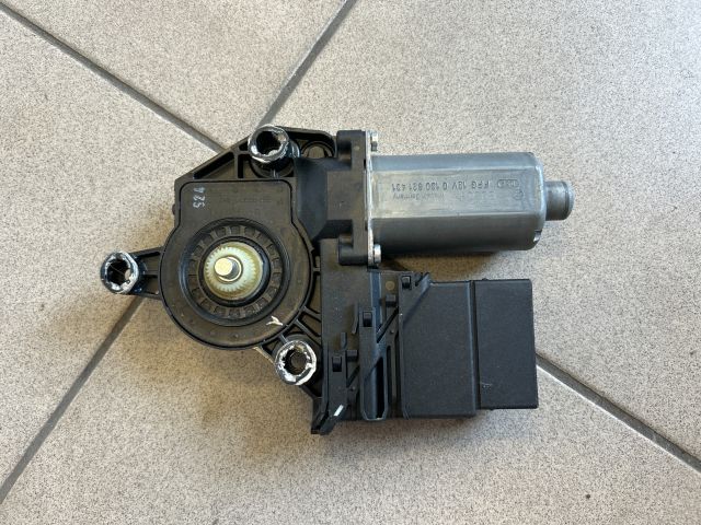 bontott VW GOLF PLUS Bal hátsó Ablaktörlő Motor