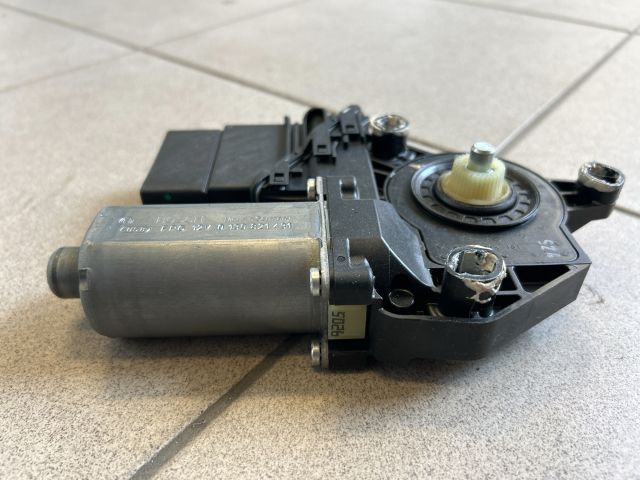 bontott VW GOLF PLUS Bal hátsó Ablaktörlő Motor